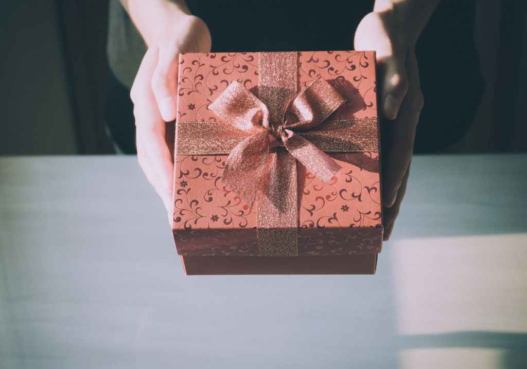 Unwrapping the Art of Gratitude: A Guide to Gift Acknowledgment&nbsp;🎁